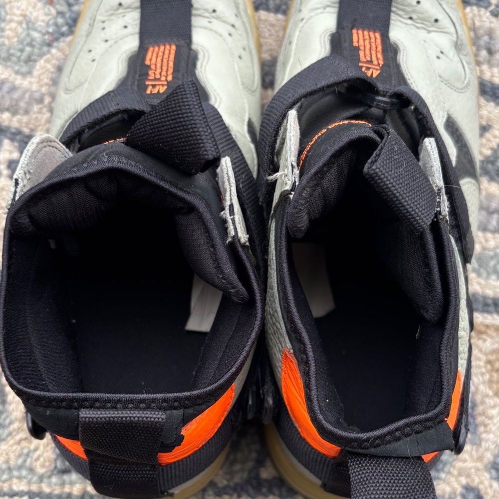 Stylish High-Top Sneakers with Orange Accents - Picture 5 of 6